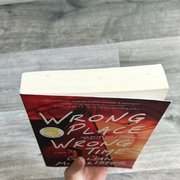 🌸 3 For $20 🌸 Wrong Place Wrong Time by Gillian McAllister (Book/Novel) - Picture 4 of 5